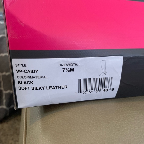 Woman’s boots - Picture 4 of 5